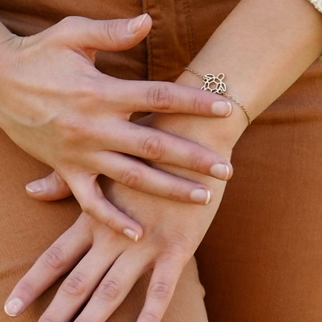 Video bracelet tortue or chaine 